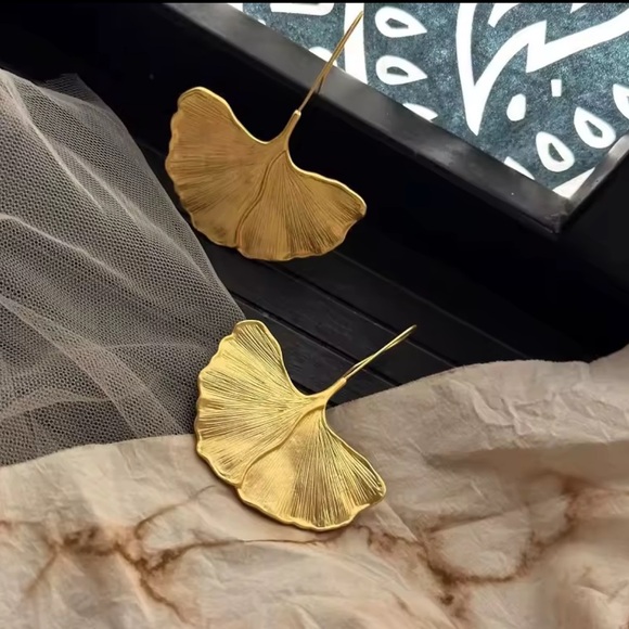 NEW ZARA  Gold Leaf Earrings - Picture 3 of 13